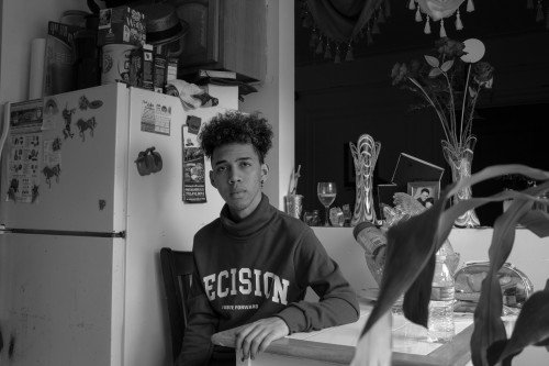 Художники-подростки, работающие дома, в центре внимания в музее-студии Гарлема
