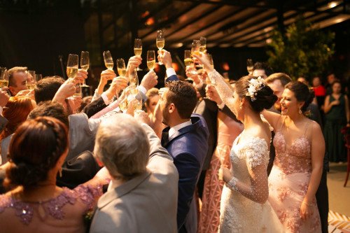Свадьбы, нарушающие правила: люди игнорируют ограничения, связанные с коронавирусом, и в любом случае имеют много гостей ...