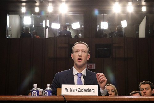 Марк Цукерберг отказывается признать, что Facebook является монополией