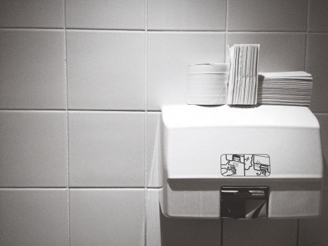 Сушилки для рук в общественных ванных комнатах распространяют бактерии повсюду