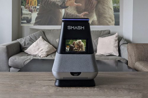 Перенесите кинотеатр домой с этим портативным интеллектуальным проектором с поддержкой Alexa