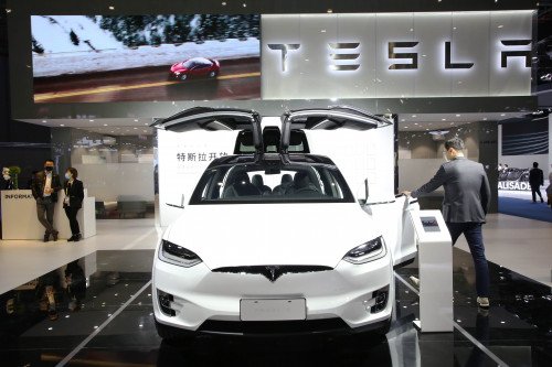 Tesla сообщает о доходах смешанного первого квартала после акций взлетело 700% в 2020 году