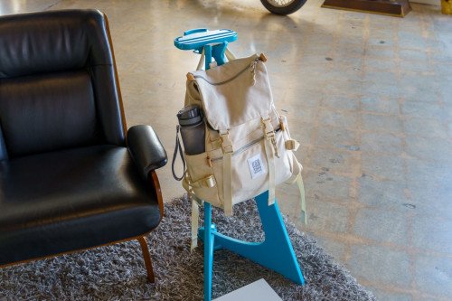 Когда-либо чувствовал себя странно, сохраняя ваш хорошо спроектированный рюкзак на грязном полу? Этот боковой стол позволяет повесить свою сумку