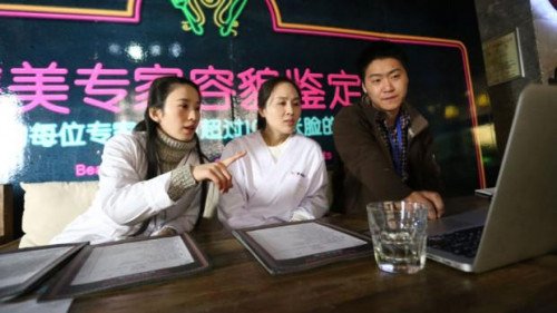 Ресторан в Китае сканирует лица потенциальных посетителей и давайте красивыми людьми едят бесплатно