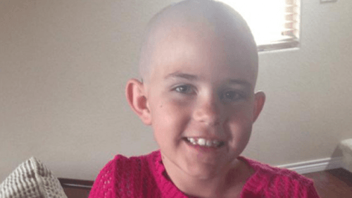 Этот потрясающий 9-летний побрился волосы для поддержки друга с раком. Так очевидно, что ее школа приостановила ее